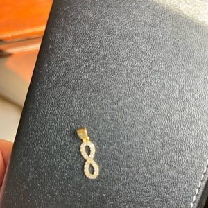 18 k gold pendant with cubic zirconia